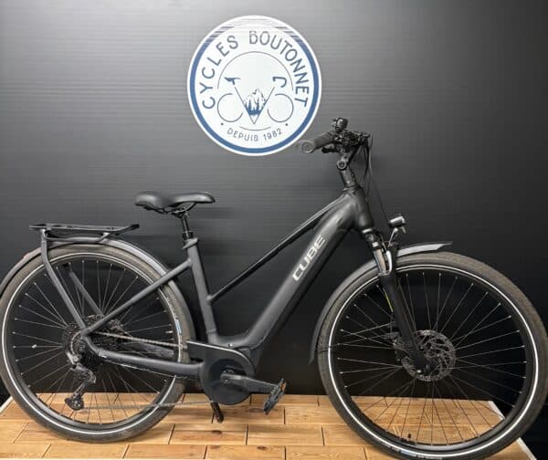 VTC électrique TEST CUBE Touring Hybrid PRO 625w 2025 Taille 50 totalisant 300kms Comme NEUF